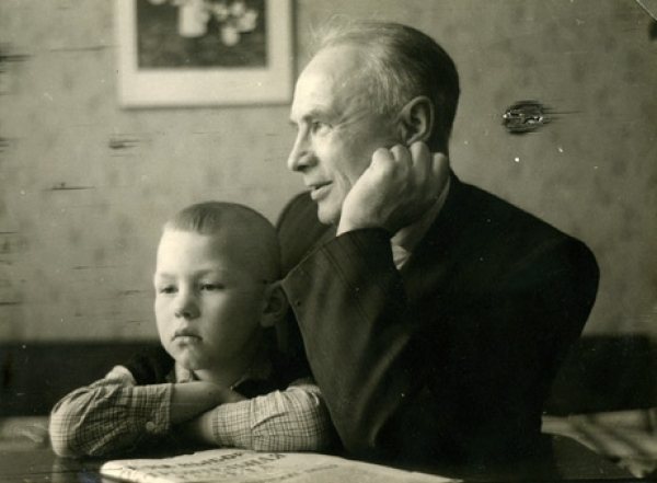 Александр Ф. Скляр в детстве с дедом