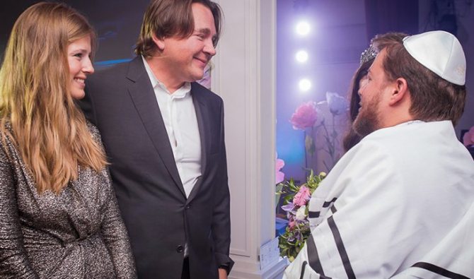 Беременная Софья Заика и Константин Эрнст вышли в свет