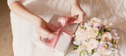 Что подарить на свадьбу коллеге от коллектива: выбор подарка для сотрудника
