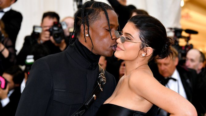 Фото 5 - Travis Scott со своей возлюбленной Kylie Jenner