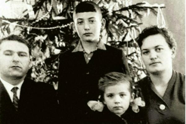Игорь Крутой в детстве с отцом Яковом Александровичем, мамой Светланой Семёновной и сестрой Аллой