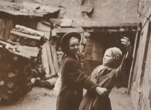 Любовь Виролайнен в детстве (справа)