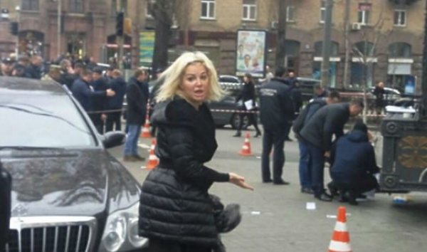 Мария Максакова на месте убийства мужа Дениса Вороненкова