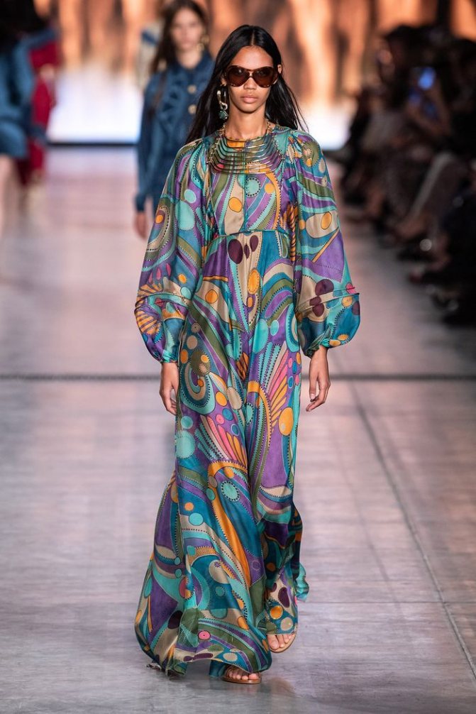 Модное длинное платье 2021 из коллекции Alberta Ferretti