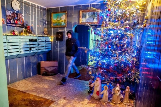 Новогодний декор подъезда