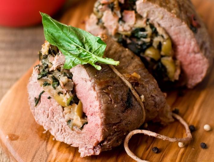 Рулет из свинины с грибами