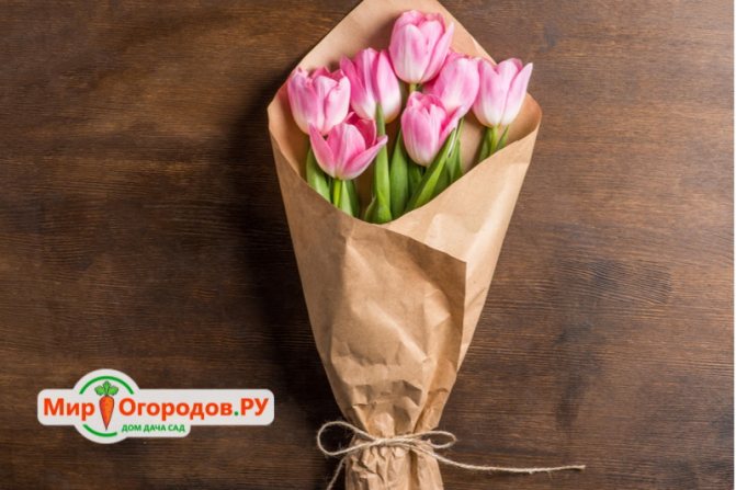 Светлые тюльпаны и крафт смотрятся немного просто