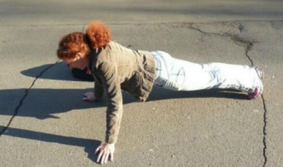 Юлия Латынина отжимается перед зданием МВД Украины