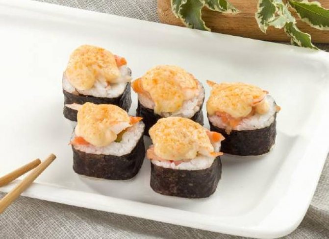 Запеченные роллы своими руками — рецепт с лососем и креветками фото